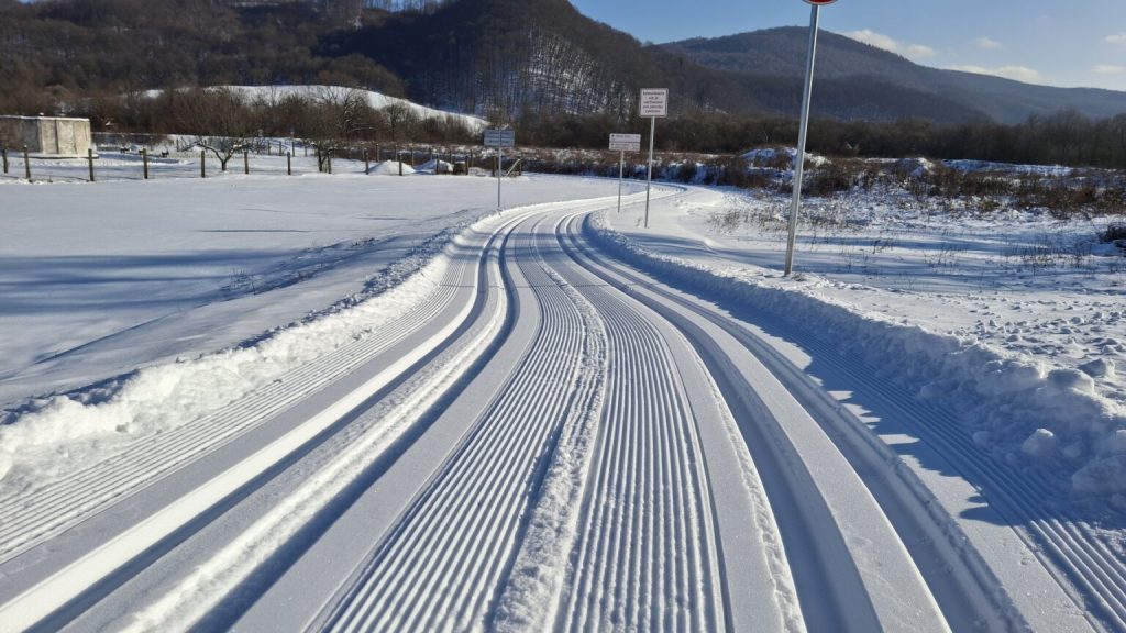 Cyklotrasy, ktoré v zime slúžia ako bežkárska stopa.
